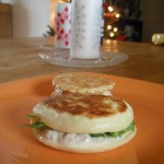 blinis de pommes de terre au Comté, crème de thon, roquette