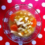 soupe de poulet aux nouilles, bouillon et légumes