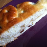 Tourte briochée à la compote et aux raisins secs