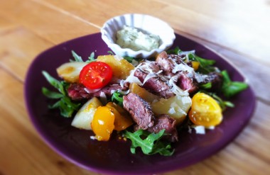 salade tiède de boeuf, sauce avocat-basilic salade tiède de boeuf, sauce avocat-basilic