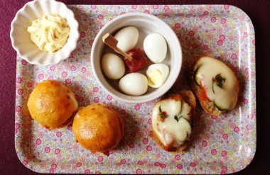 dimanche L'apéro du dimanche soir, c'est sacré, non ? (bruschetta, mini-burgers et oeufs de caille)