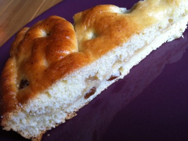 Tourte briochée à la compote et aux raisins secs