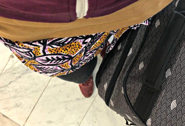 Pagne et valise à l'aéroport