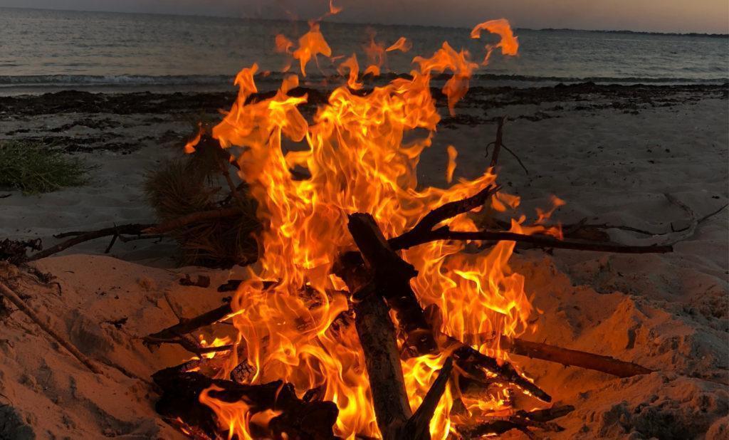 Construire un feu sur la plage