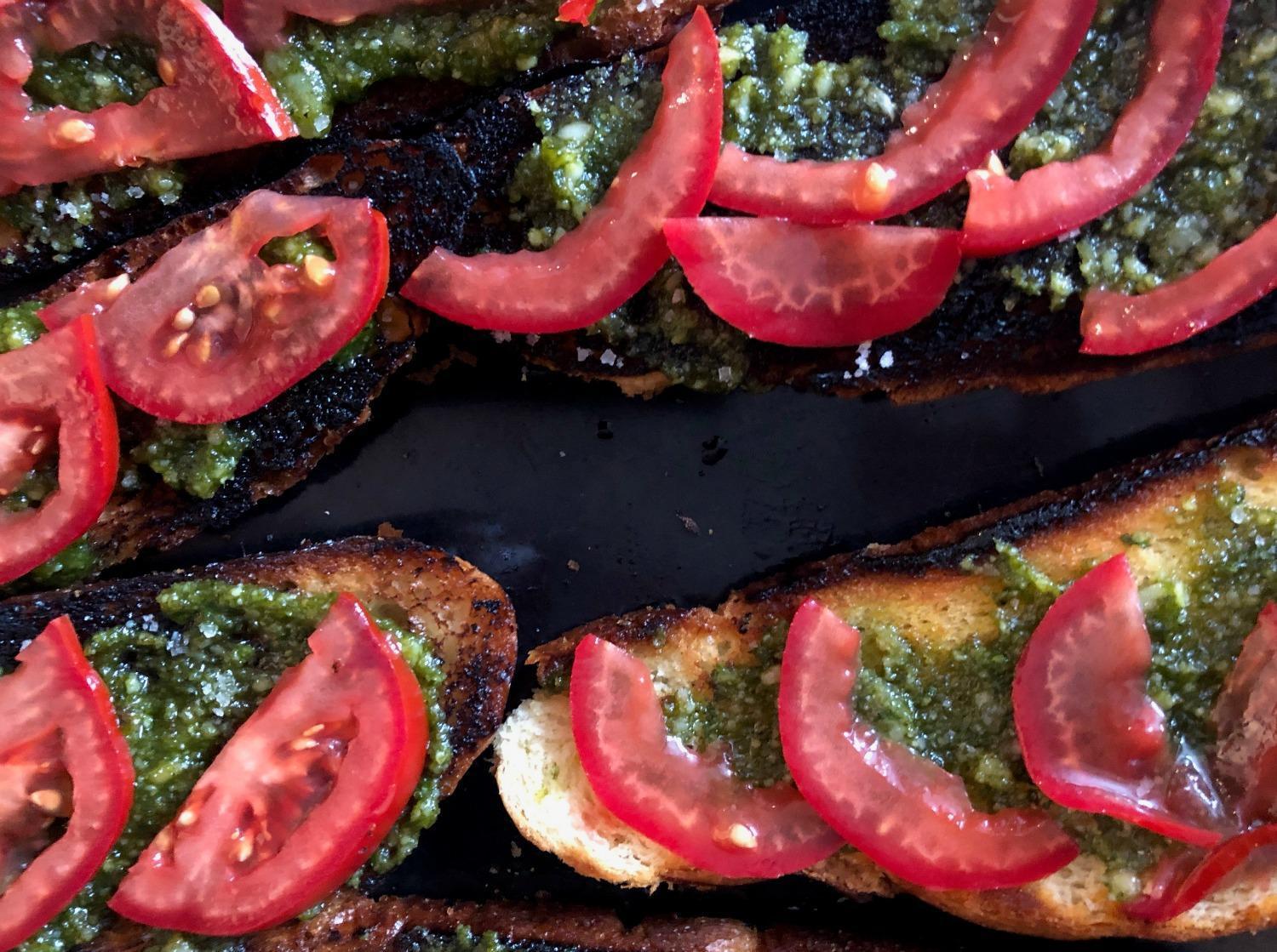 Tapas pesto, avocat et chips de chorizo (sur du gochtial !) DansMaCuizine